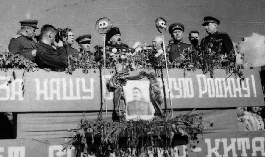 1945. Как Белая армия восторженно встречала Красную. Парад в Харбине